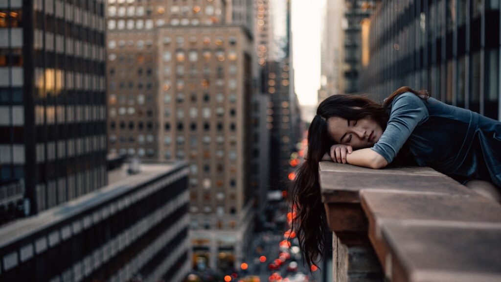 mulher com sintomas de urban burnout no meio da cidade